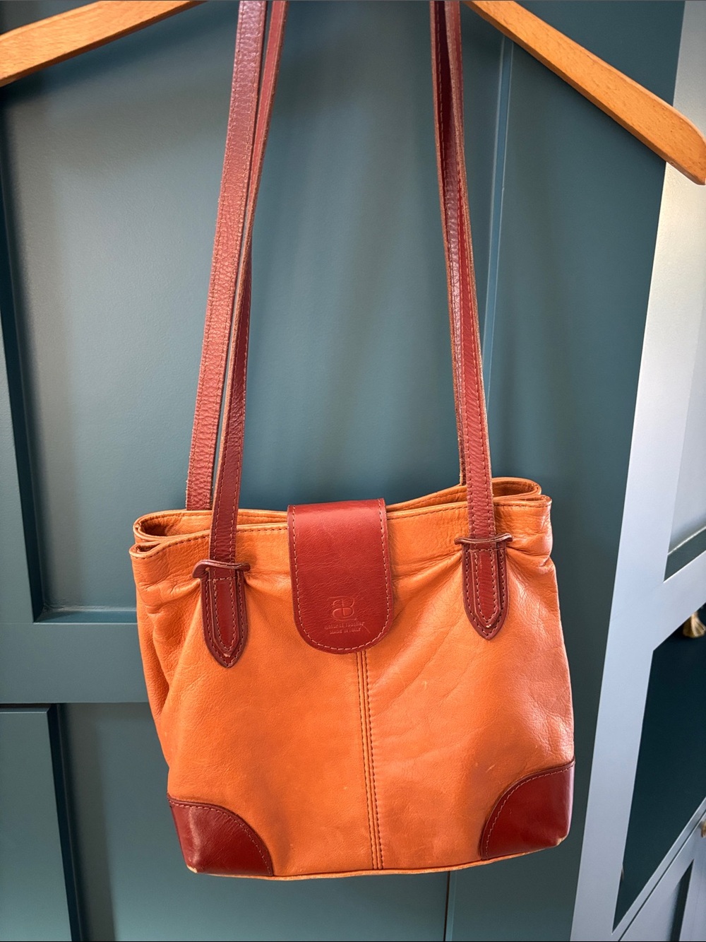 Beautiful vintage Italian leather hand bag